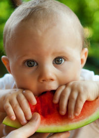 Baby met watermeloen